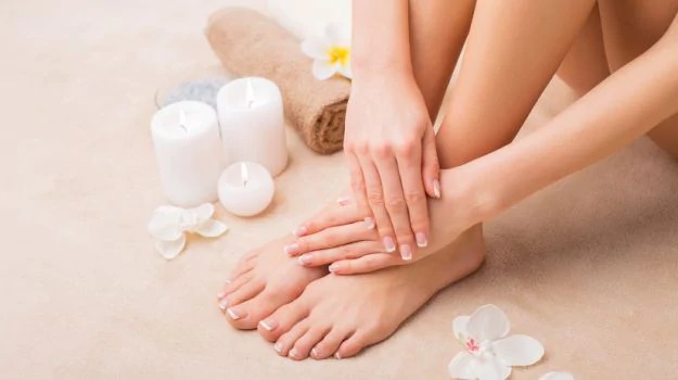 स्क्रब करना | How To Do Pedicure At Home With Natural Ingredients