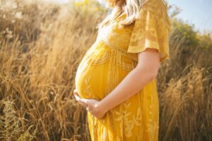 Pregnancy Me Kamar Dard से जुड़ी 10 बातें, कारण और उपचार